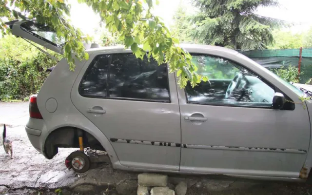 Zloději vybrakovali Golf zaparkovaný u zahrádkářské kolonie v Přerově. Auto zůstalo stát na cihlách