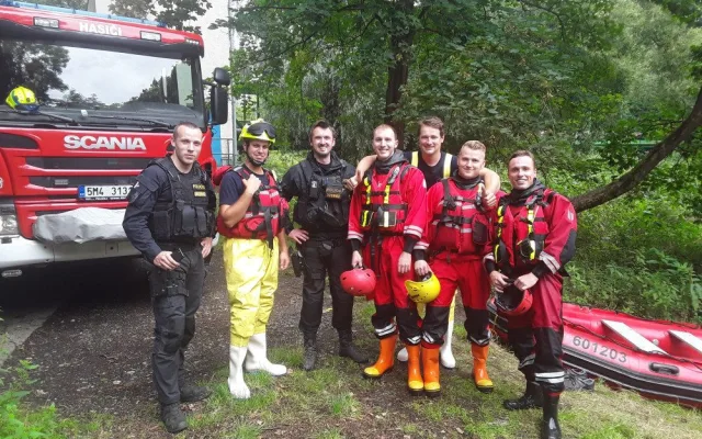 U Střeně hasiči z rozvodněné Moravy zachraňovali pět vodáků. Dítě, muž a tři ženy zůstali uprostřed řeky