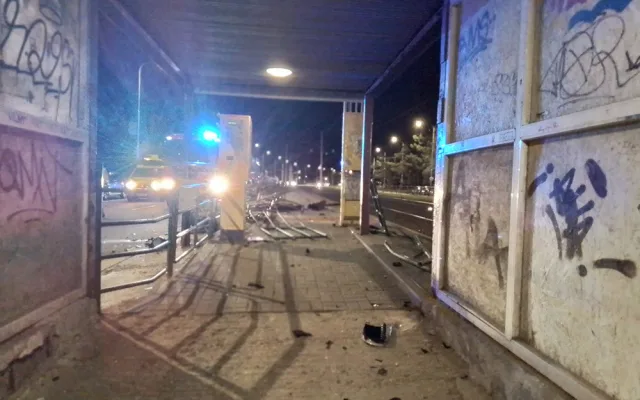 Řidička zdemolovala zastávku v Olomouci. Zranila dva lidi, zábradlí vletělo až do podchodu