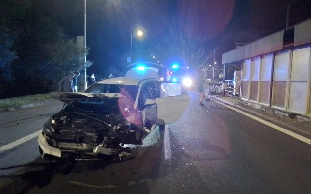 Řidička zdemolovala zastávku v Olomouci. Zranila dva lidi, zábradlí vletělo až do podchodu