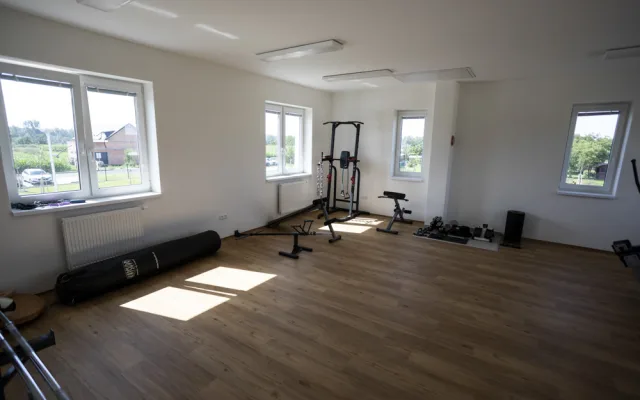 Nový areál v Dluhonicích slouží sportovcům i kultuře. Na druhém konci obce kvapí stavba D1