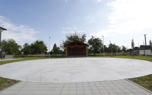 Nový areál v Dluhonicích slouží sportovcům i kultuře. Na druhém konci obce kvapí stavba D1