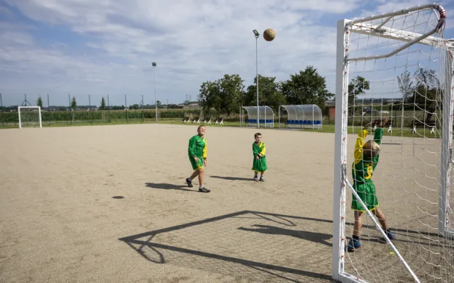 Nový areál v Dluhonicích slouží sportovcům i kultuře. Na druhém konci obce kvapí stavba D1