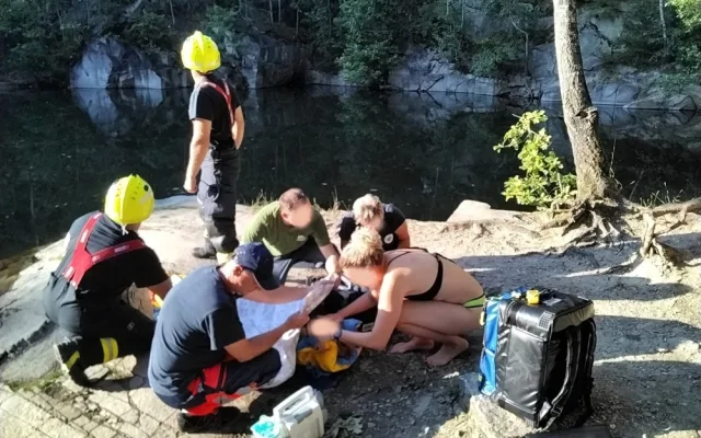 Turistka skákal ze skály do vody, vážně se zranila. Do lomu ve skalách na Jesenicku pro ni musel vrtulník