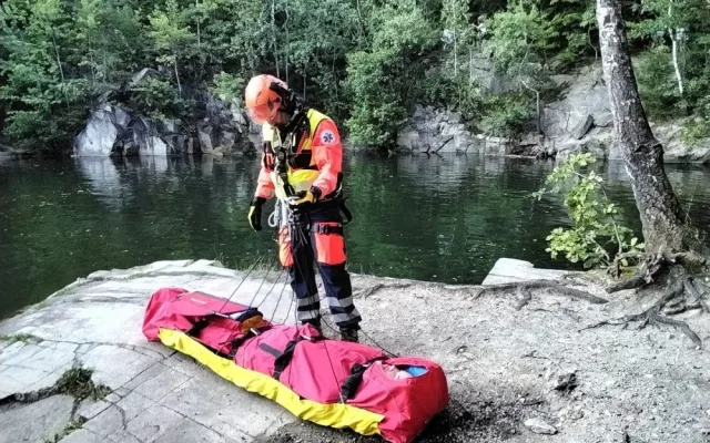 Turistka skákal ze skály do vody, vážně se zranila. Do lomu ve skalách na Jesenicku pro ni musel vrtulník