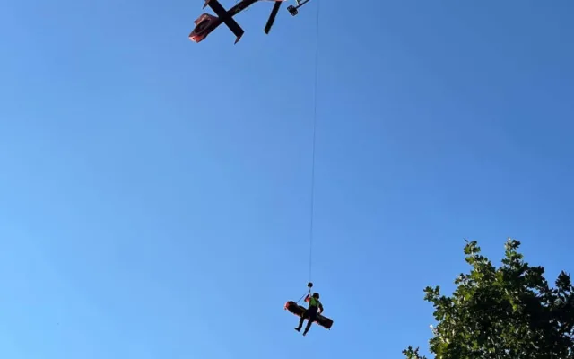 Mladá žena skákala ze skály do vody a vážně se zranila. Do lomu na Jesenicku pro ni musel vrtulník