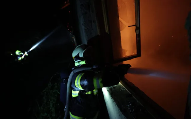 VIDEO: Blesky při noční bouřkách zapálily dvě střechy. Hasiči zasahovali ve Šternberku a Dolní Sukolomi