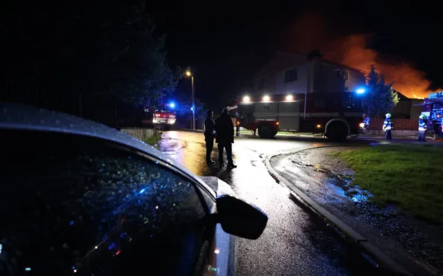 VIDEO: Blesky při noční bouřkách zapálily dvě střechy. Hasiči zasahovali ve Šternberku a Dolní Sukolomi