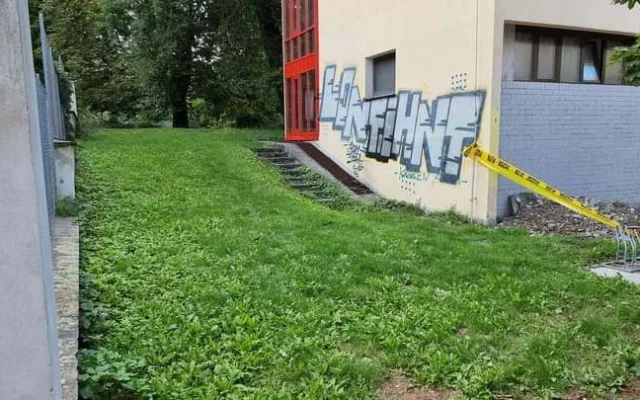 Přemalovává graffiti poničené zdi v Olomouci. Je to jenom na nás, míní Josef Kovář.