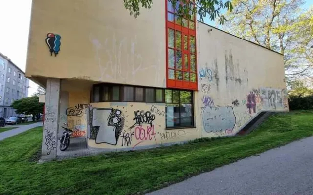 Přemalovává graffiti poničené zdi v Olomouci. Je to jenom na nás, míní Josef Kovář.