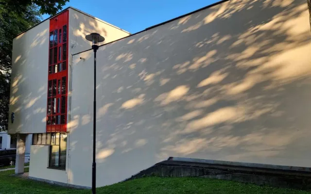 Přemalovává graffiti poničené zdi v Olomouci. Je to jenom na nás, míní Josef Kovář.