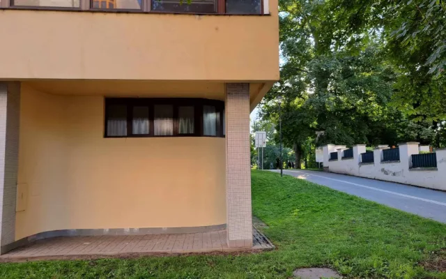 Přemalovává graffiti poničené zdi v Olomouci. Je to jenom na nás, míní Josef Kovář.