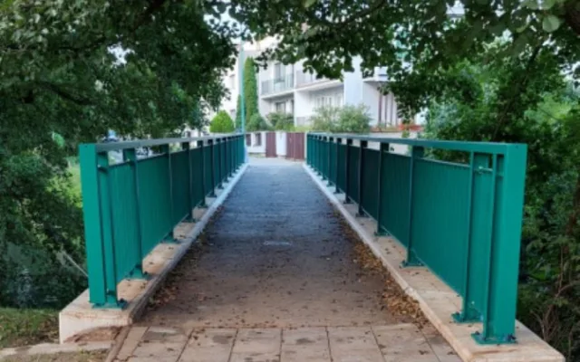 Cesta z Lazců do centra je rychlejší. Radnice nechala opravit lávku přes Mlýnský potok