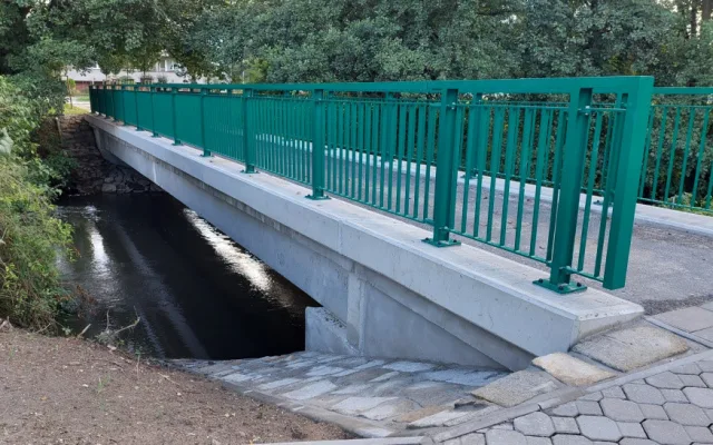 Cesta z Lazců do centra je rychlejší. Radnice nechala opravit lávku přes Mlýnský potok