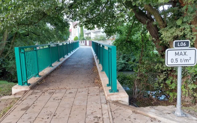 Cesta z Lazců do centra je rychlejší. Radnice nechala opravit lávku přes Mlýnský potok