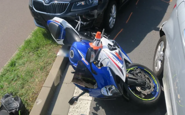 Řidič Volva způsobil v Rapotíně nehodu pěti aut a jedné motorky. Naštěstí to bylo bez zranění