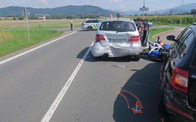 Řidič Volva způsobil v Rapotíně nehodu pěti aut a jedné motorky. Naštěstí to bylo bez zranění