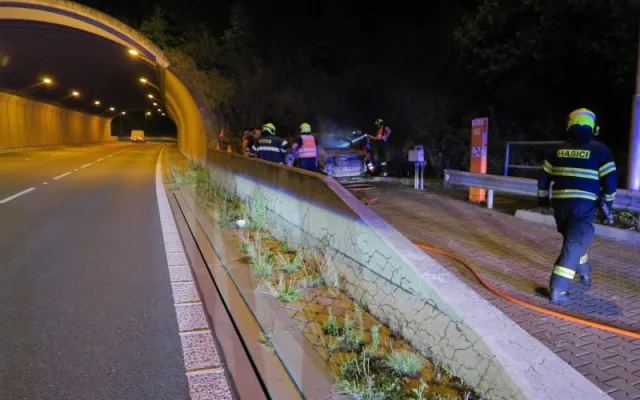 Řidič amerického sporťáku havaroval na D35 na Olomoucku. V autě uhořel