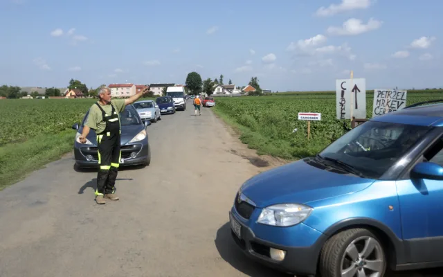 FOTO: Tři hodiny ve frontě a dopravní kolaps. Moc mě to mrzí, říká k extrémnímu samosběr pěstitel z Hané