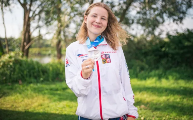 Trojnásobný zlatý triumf. Vodní slalomářka Klára Kneblová zvládla boj s bolestí i světovou konkurencí