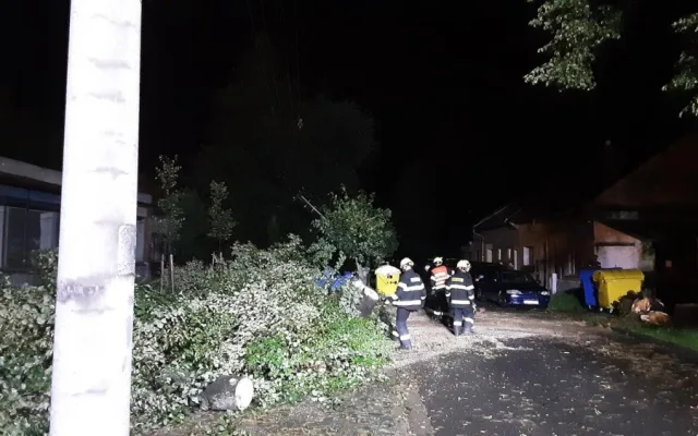 Bouřková smršť zasáhla Olomoucký kraj. Hasiči v noci řešili přes sto padesát událostí