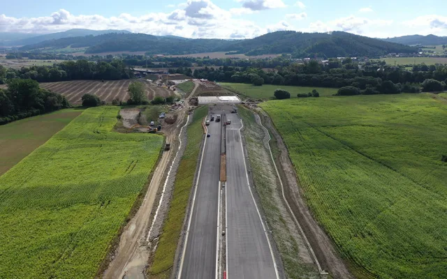 Obchvat Bludova z ptačí perspektivy. Klíčová stavba na Šumpersku je ve finální fázi