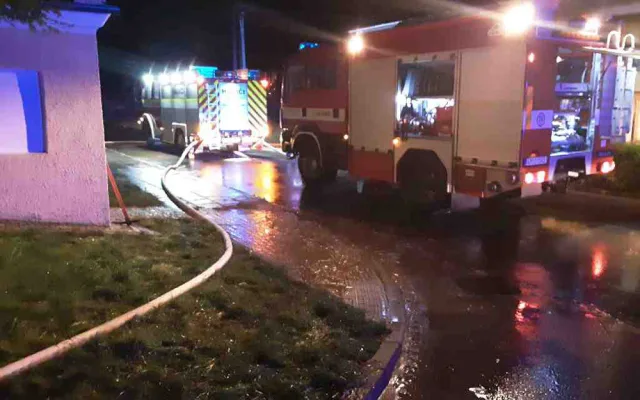 Voda z polí zalila sklepy ve dvou obcích u Olomouce. Hasiči zachraňovali i dodávku z podjezdu