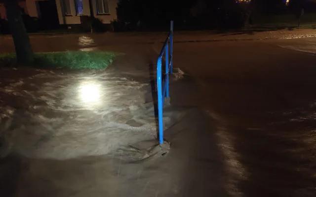 Voda z polí zalila sklepy ve dvou obcích u Olomouce. Hasiči zachraňovali i dodávku z podjezdu