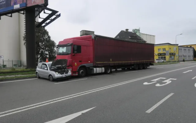 Kamion v Přerově před sebou hrnul malé auto desítky metrů, řidička musela do nemocnice