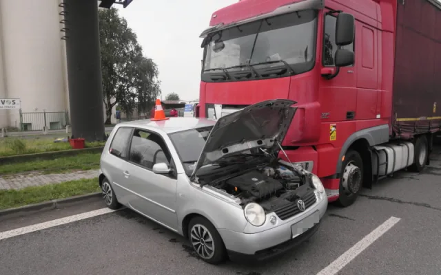 Kamion v Přerově před sebou hrnul malé auto desítky metrů, řidička musela do nemocnice