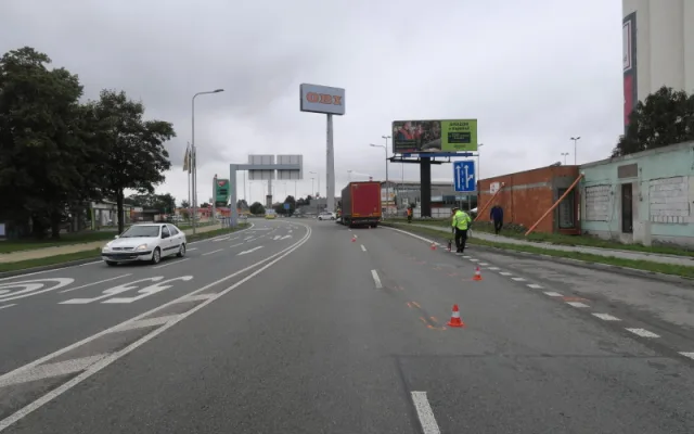 Kamion v Přerově před sebou hrnul malé auto desítky metrů, řidička musela do nemocnice