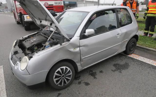 Kamion v Přerově před sebou hrnul malé auto desítky metrů, řidička musela do nemocnice