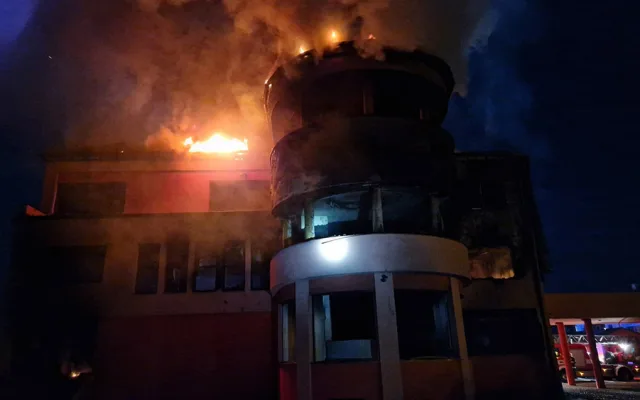 Plameny nad ránem pohltily vilu v Moravičanech. Škoda je dvacet milionů