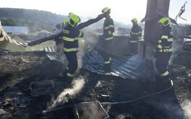 Plameny nad ránem pohltily známou vilu v Moravičanech. Škoda je dvacet milionů