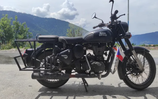 Koupil v Indii motorku a dojel až do Čech, byla to strastiplná cesta s úředními nástrahami i pekelným počasím