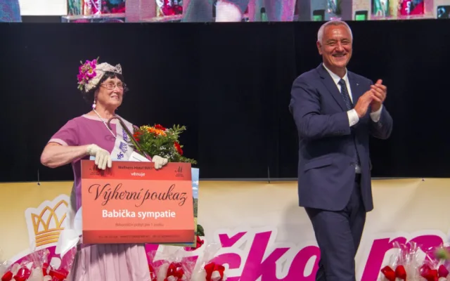 Olomoucký kraj zná letošní Babičku roku. Na výstavišti ji podporovaly stovky seniorů