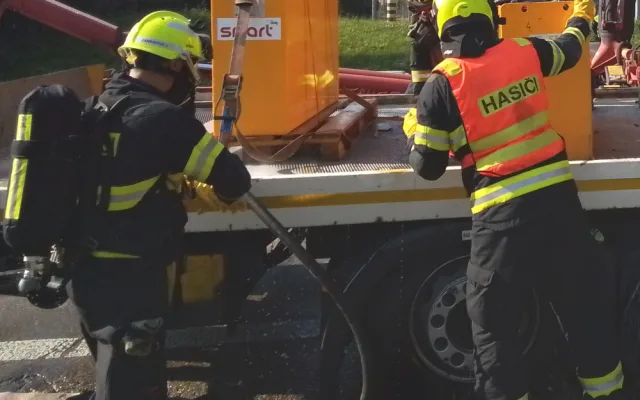 U obchodního centra v Prostějově z kamionu unikla kyselina sírová. Hasiči povolali chemický kontejner