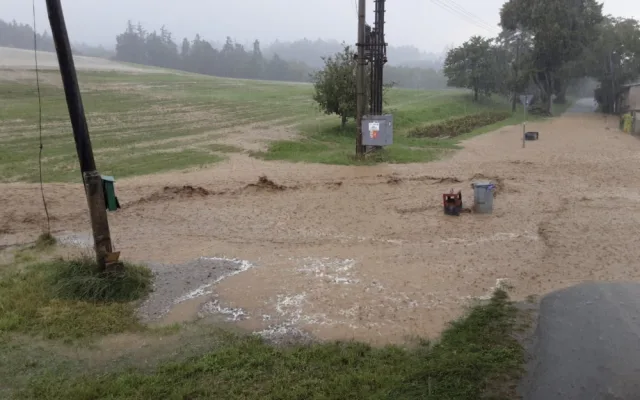 Na Konicku silná bouřka vyplavila několik obcí. Hasiči čerpají vodu ze sklepů a garáží