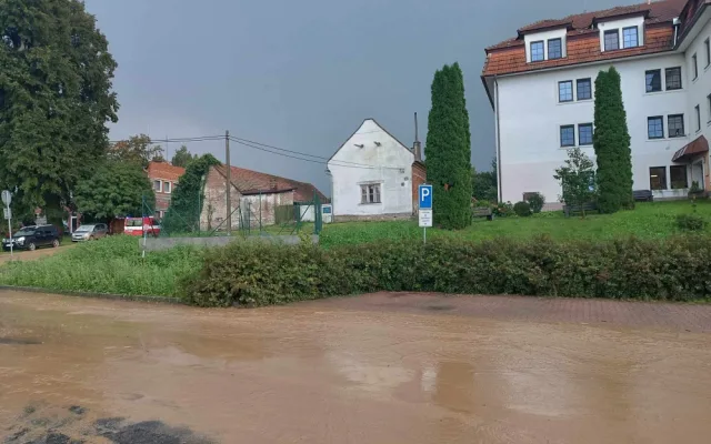 Na Konicku silná bouřka vyplavila několik obcí. Hasiči čerpají vodu ze sklepů a garáží