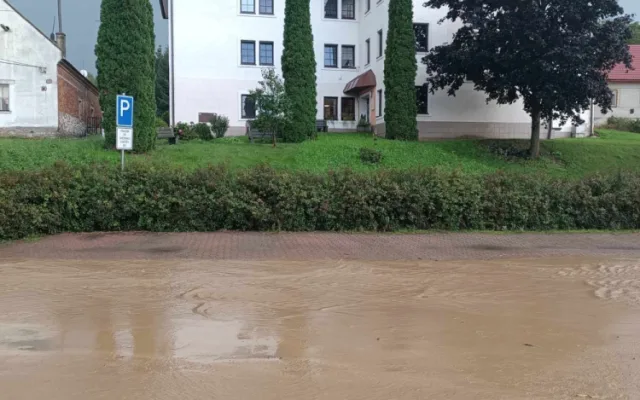 Na Konicku silná bouřka vyplavila několik obcí. Hasiči čerpají vodu ze sklepů a garáží