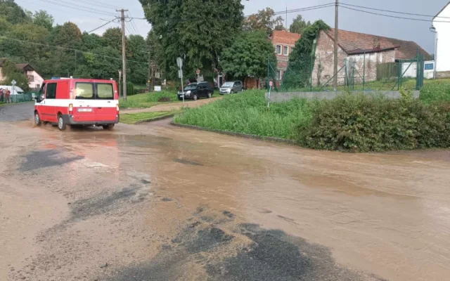 Na Konicku silná bouřka vyplavila několik obcí. Hasiči čerpají vodu ze sklepů a garáží