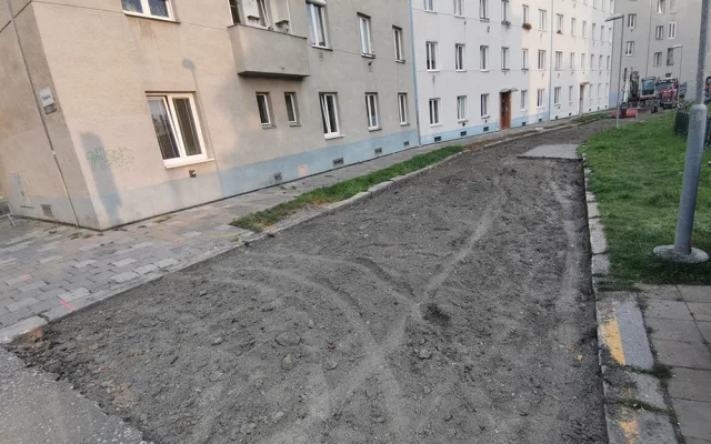 V zóně stavby se neparkuje. Malý Fiat na dlážděném ostrůvku pobavil Olomoučany