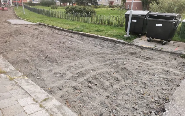 V zóně stavby se neparkuje. Malý Fiat na dlážděném ostrůvku pobavil Olomoučany