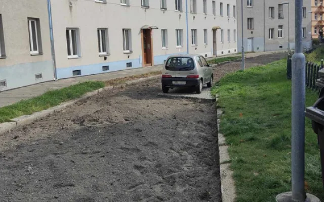 V zóně stavby se neparkuje. Malý Fiat na dlážděném ostrůvku pobavil Olomoučany