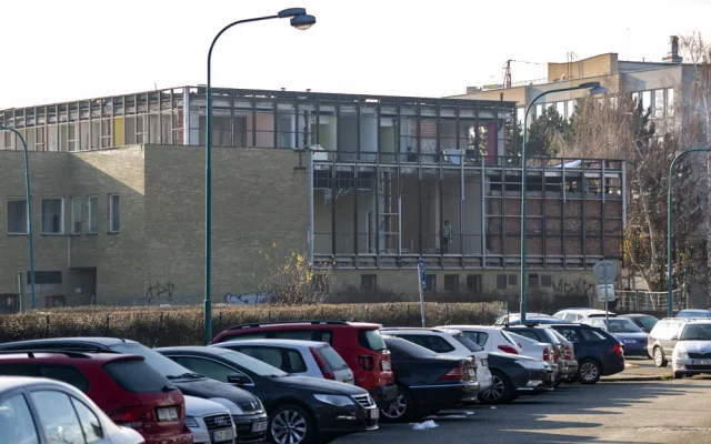Původní budova v areálu Envelopa v úvodní fázi demolice na konci roku 2021