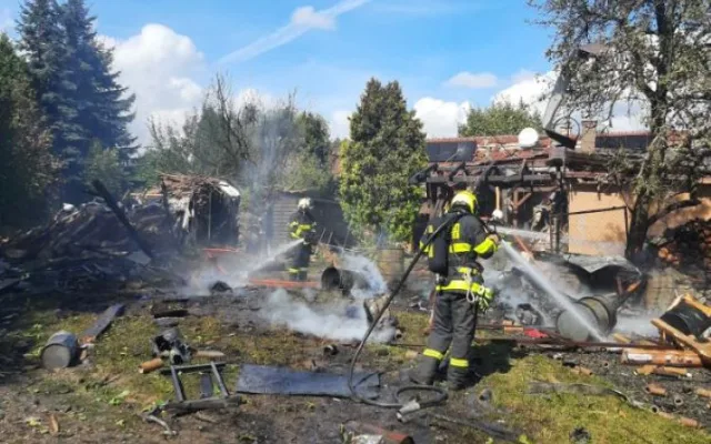 Dům, který včera vybuchl v Otinovsi, dál hlídají policisté. Dvě velké exploze a mrak dýmu, popsali svědci
