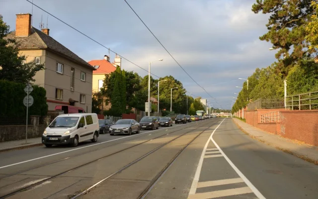 FOTOGALERIE: Přes Olomouc po objížďkách. Uzavírka průtahu v ranní špičce otestovala řidiče