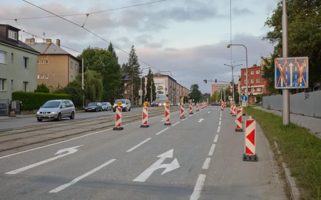 FOTOGALERIE: Přes Olomouc po objížďkách. Uzavírka průtahu v ranní špičce otestovala řidiče