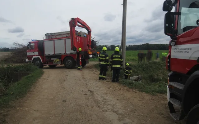 Senior z Olomoucka nechal vyzkoušet auto mladou dívku, z potoka je zachraňovali hasiči