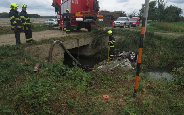 Senior z Olomoucka nechal vyzkoušet auto mladou dívku, z potoka je zachraňovali hasiči